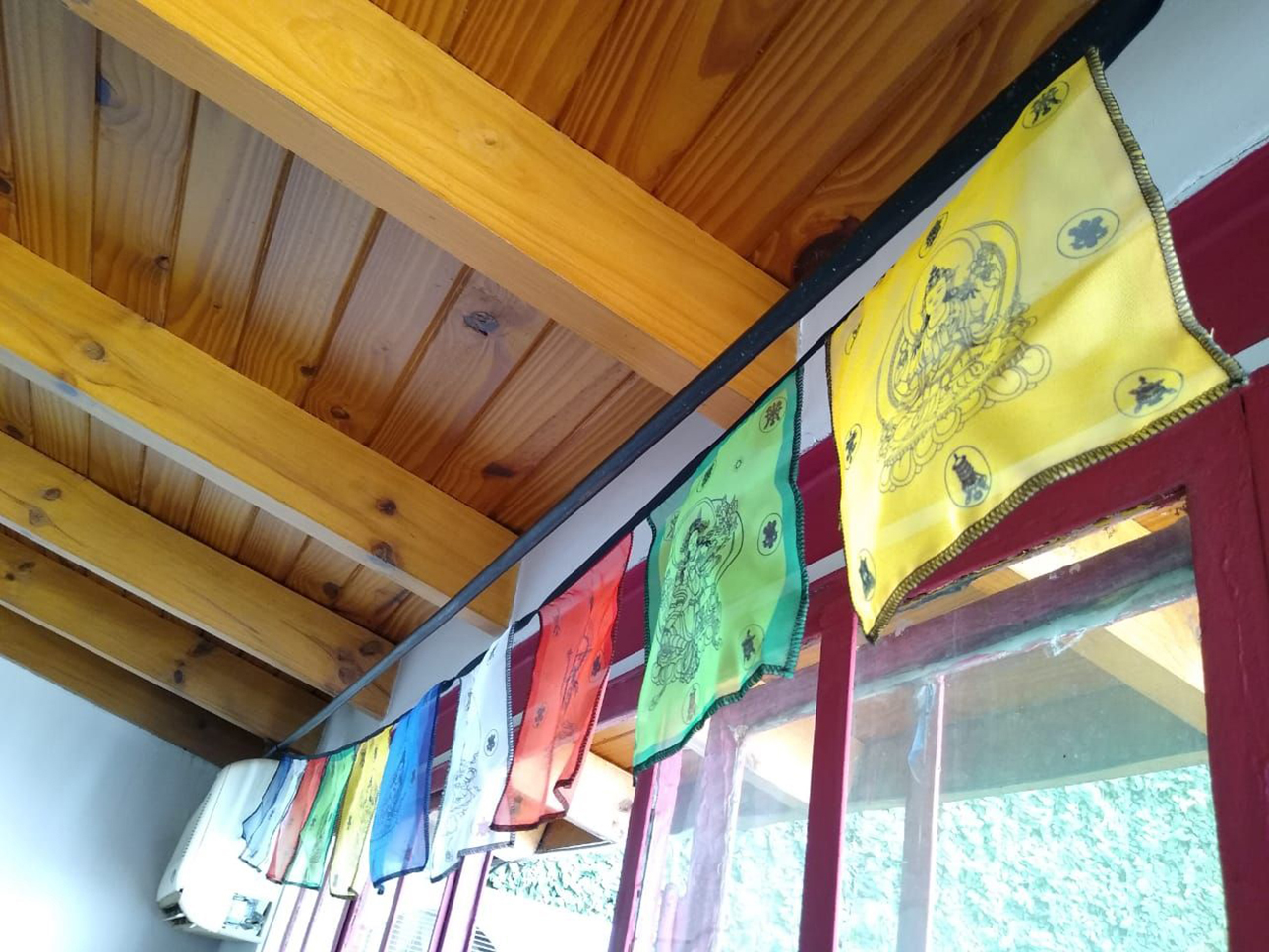 Banderas Tibetanas Con Mantra En El Fondo Del Cielo Imagen de archivo -  Imagen de espiritualidad, cielo: 260165461